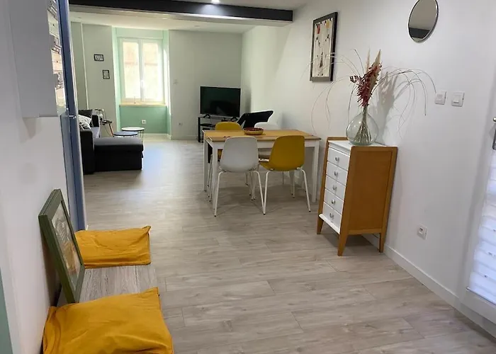 Entre La Montagne Et La Riviere