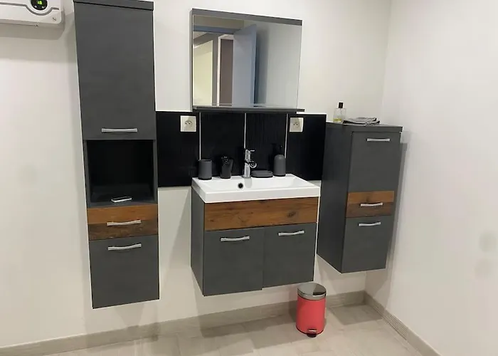 Entre La Montagne Et La Riviere