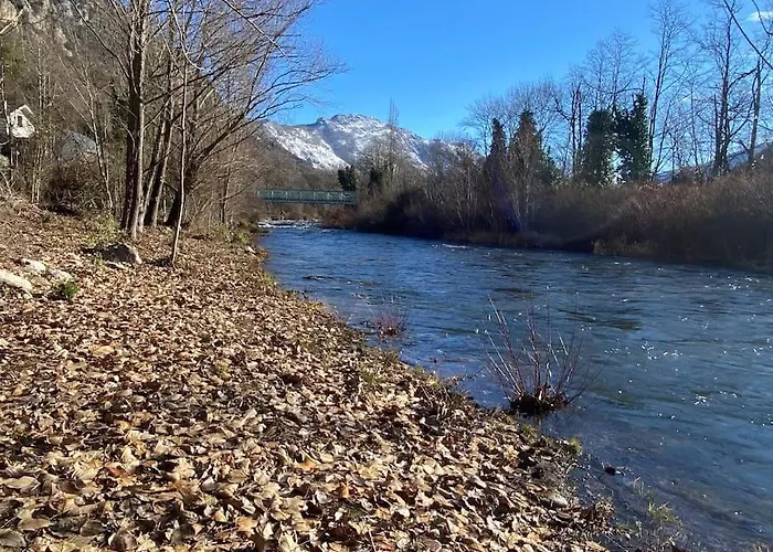 Entre La Montagne Et La Riviere