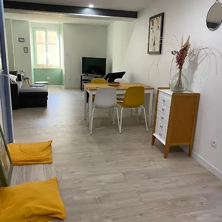 Entre La Montagne Et La Riviere