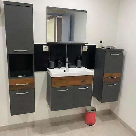 Entre La Montagne Et La Riviere