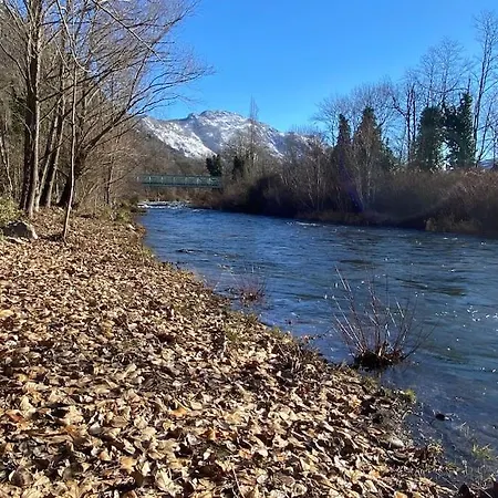 Entre La Montagne Et La Riviere